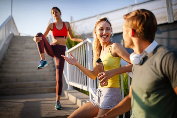 Fit Gelukkige Vrienden Joggen Rennen Samen Buiten Stad Een Gezonde — Stockfoto