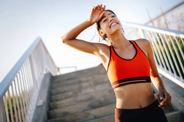 Retrato Mulher Alegre Saudável Fazendo Uma Pausa Depois Uma Corrida — Fotografia de Stock