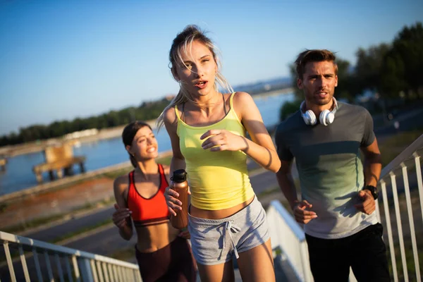 Pasują Szczęśliwi Przyjaciele Jogging Bieganie Razem Świeżym Powietrzu Mieście Zdrowy — Zdjęcie stockowe