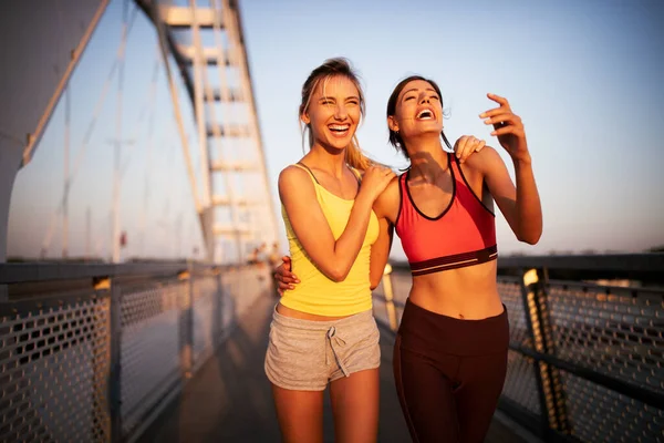 Ajuste Amigos Felizes Correndo Correndo Juntos Livre Cidade Viver Estilo — Fotografia de Stock