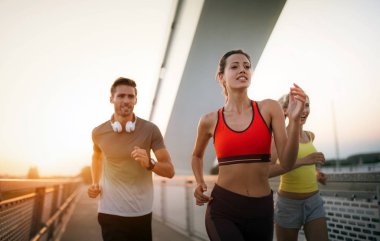 Şehirde birlikte koşup koşan mutlu arkadaşlar gibi. Sağlıklı yaşam tarzı.