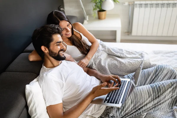 Jovem Casal Feliz Com Laptop Cama Quarto — Fotografia de Stock