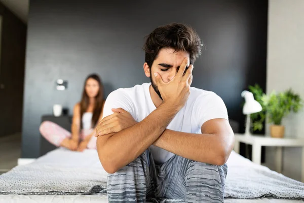 Stresli mutsuz çift tartışıyor ve evlilik sorunları yaşıyor.