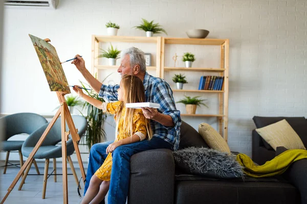 Porträtt Mogen Man Farfar Som Lär Barn Måla Lycklig Familjetid — Stockfoto