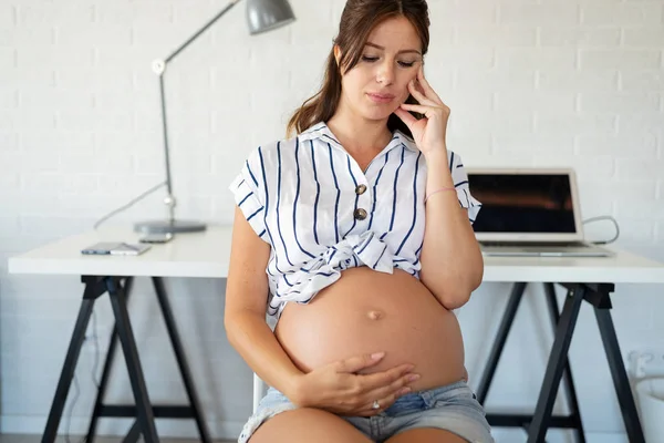 Junge Schwangere Frau Arbeitet Von Hause Aus Berufs Und Schwangerschaftskonzept — Stockfoto