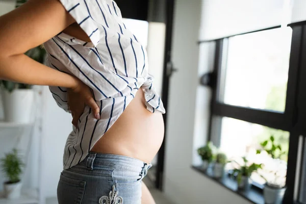Portret Van Mooie Gelukkige Jonge Zwangere Vrouw Verwacht Baby — Stockfoto