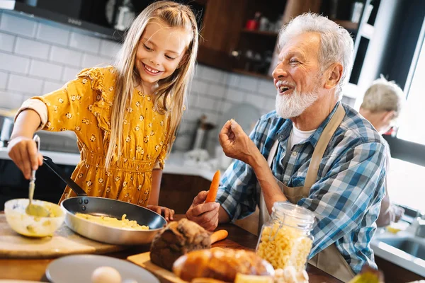 Sorrindo Avô Feliz Ajudando Crianças Cozinhar Cozinha — Fotografia de Stock