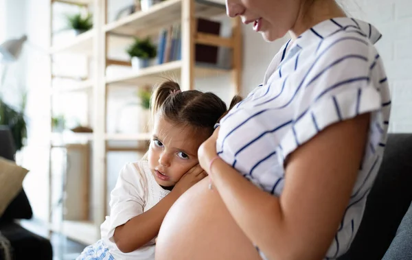 Frumoasă Femeie Însărcinată Copil Drăguţ Fiică Sarcina Familie Concept Dragoste — Fotografie, imagine de stoc