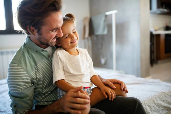 Padre Hija Pequeña Pasando Tiempo Juntos Casa —  Fotos de Stock