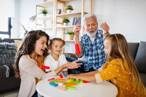 Glückliche Familie Die Spaß Hause Hat Großvater Spielt Mit Kind — Stockfoto