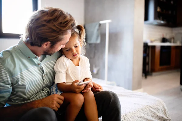 Menschen Kind Technologie Und Suchtkonzept Kleines Mädchen Mit Smartphone Hause — Stockfoto