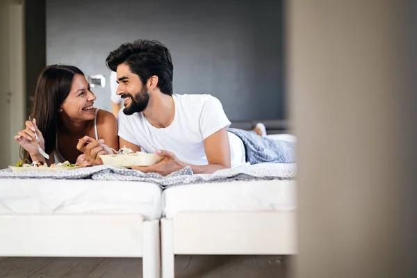 Romântico Feliz Jovem Casal Tomando Café Manhã Cama — Fotografia de Stock