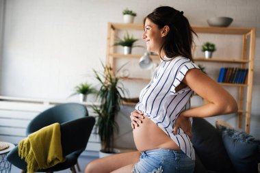 Bebek bekleyen güzel, mutlu, hamile bir kadının portresi.
