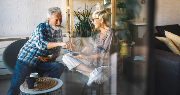 Glücklich Reifes Paar Entspannt Hause Zusammen — Stockfoto