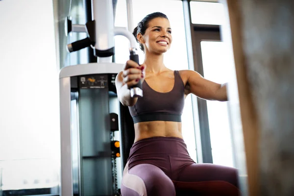 Nahaufnahme Von Attraktiven Fitten Frauen Die Fitnessstudio Trainieren — Stockfoto