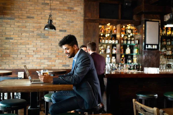 Bello Uomo Affari Che Usa Portatile Durante Pausa Lavoro Ristorante — Foto Stock