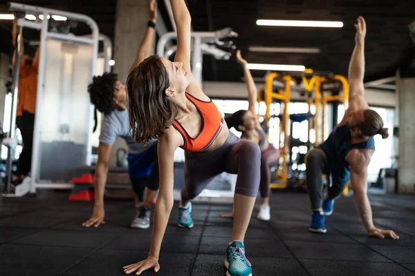 Spor Salonunda Egzersiz Yapan Sağlıklı Genç Sporcular — Stok fotoğraf