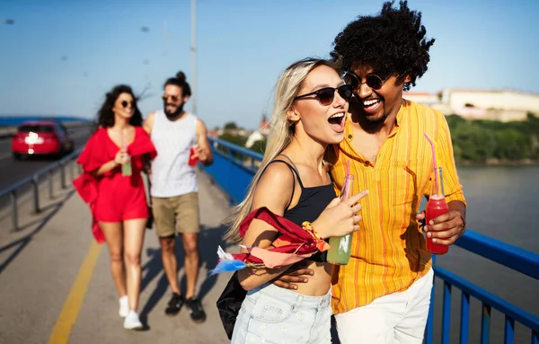 Grupo Amigos Felices Divirtiéndose Viajando Sonriendo Juntos Aire Libre —  Fotos de Stock