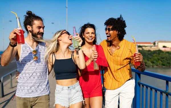 Grupo Jóvenes Amigos Divirtiéndose Juntos Verano Aire Libre —  Fotos de Stock