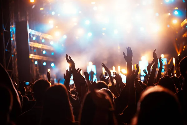 Άνθρωποι Του Πάρτι Απολαμβάνουν Συναυλία Στο Φεστιβάλ Πλήθος Συναυλία Θερινό — Φωτογραφία Αρχείου