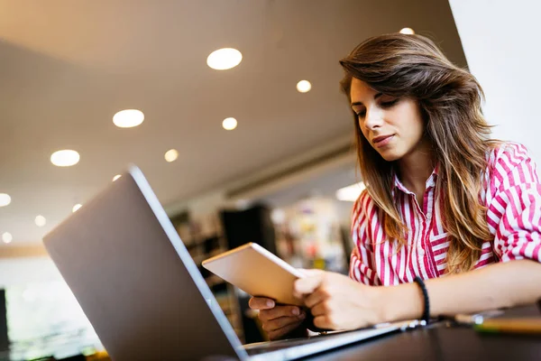 Retrato Menina Estudante Feliz Trabalhando Laptop — Fotografia de Stock