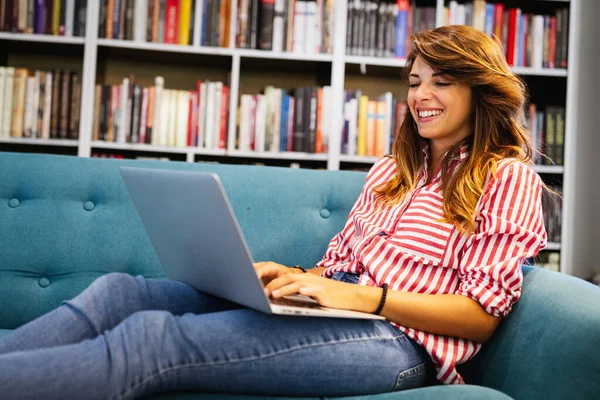 Hermosa Joven Mujer Trabajando Estudiando Ordenador Portátil — Foto de Stock