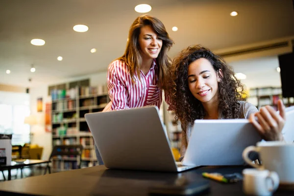 Estudiante Estudiando Brainstorming Analying Biblioteca Amigos Trabajo Equipo Concepto — Foto de Stock