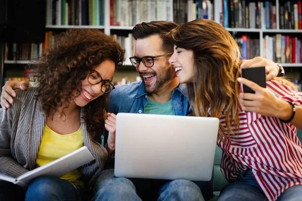 Eine Befreundete Studentengruppe Studiert Der Bibliothek Lernen Und Vorbereitung Auf — Stockfoto