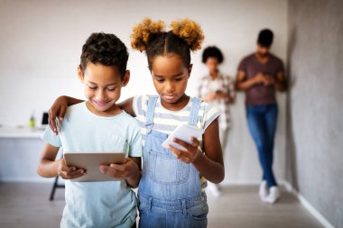 Afrika ailesinin gizlilik bilgilerini dijital aygıtlar, telefonlar, tabletler kullanarak paylaşması