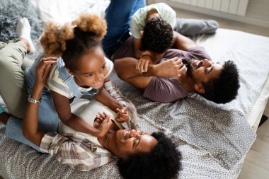 Mutlu bir aile, neşeli olmak ve evde birlikte eğlenmek.