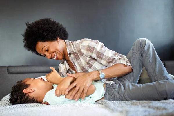 Feliz Joven Madre Negra Divirtiéndose Con Hijo — Foto de Stock