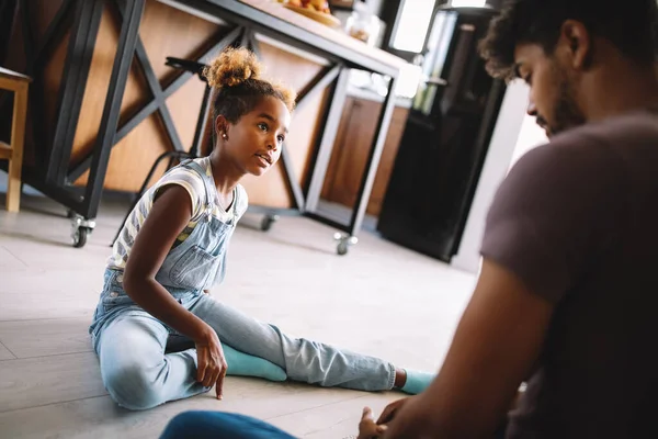 Szülők Problémamegoldó Hozzáállással Rendelkező Tinédzser Gyerekkel Beszélgetnek — Stock Fotó