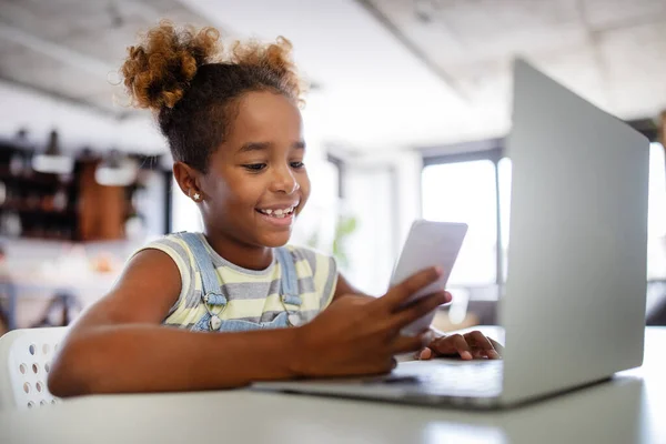 Ευτυχισμένα Παιδιά Περνούν Χρόνο Σημειωματάριο Και Σύγχρονη Τεχνολογία Παιχνίδι Μελέτη — Φωτογραφία Αρχείου