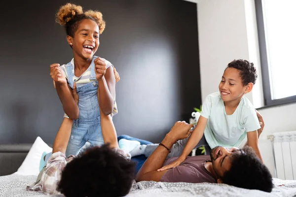Mutlu Bir Aile Evde Bir Yatakta Oyun Oynuyor Eğleniyor — Stok fotoğraf