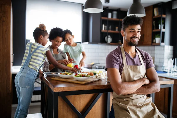 Glückliche Familie Kocht Gemeinsam Gesundes Essen Der Küche — Stockfoto