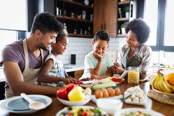 Heureuse Famille Afro Américaine Préparant Des Aliments Sains Dans Cuisine — Photo