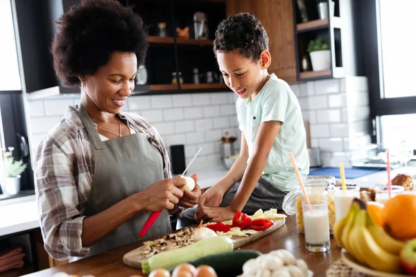 Mutter Und Kind Haben Spaß Bei Der Zubereitung Gesunder Lebensmittel — Stockfoto