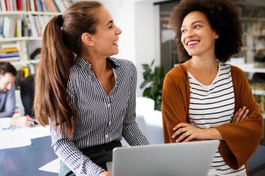 IT şirketinde işbirliği yapan programcılar uygulama geliştiriyor