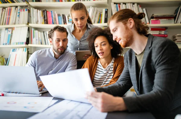 Ondernemers Bespreken Samen Vergaderzaal Vergadering Kantoor — Stockfoto