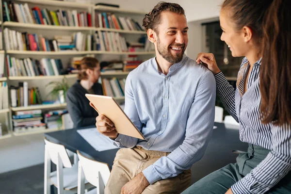 Arbeta Tillsammans Projekt Unga Affärskollegor Som Arbetar Kontoret — Stockfoto