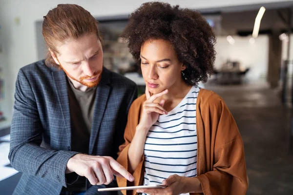 Jeunes Entrepreneurs Concepteurs Ils Travaillent Sur Nouveau Projet Concept Démarrage — Photo