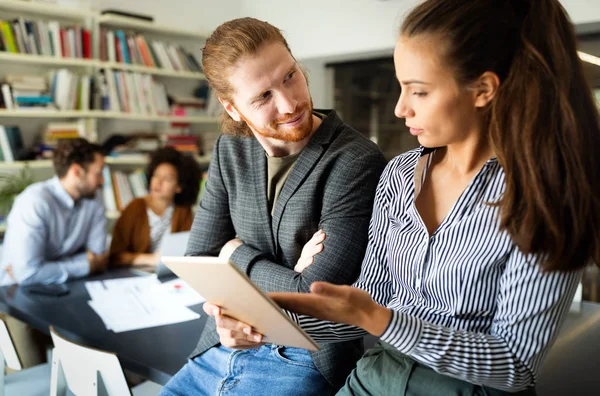 Gemeinsam Einem Projekt Arbeiten Junge Berufskollegen Büro — Stockfoto