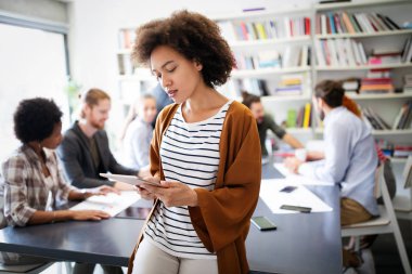 Şirket toplantısı sırasında neşeli iş arkadaşları ofiste.