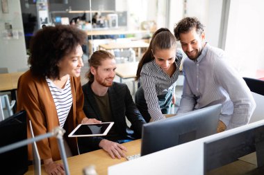 İş adamları ofisteki konferans odasında tartışıyor.