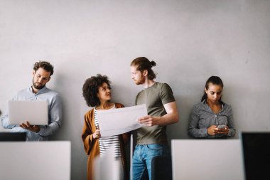 Ofisteki projede işbirliği yapan bir grup iş adamı.