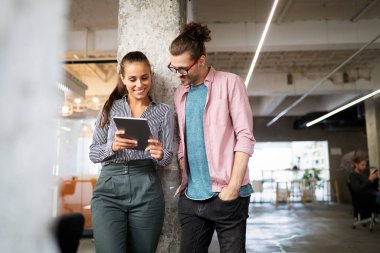 Mola sırasında internet üzerinden konuşan ve gezinen mutlu gençler