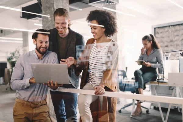 Succesvol Gezelschap Met Gelukkige Arbeiders Bedrijfsvergadering Teamwork Office Concept — Stockfoto