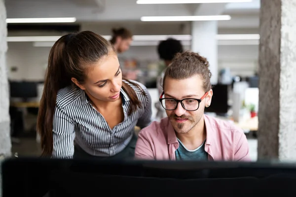 Programadores Cooperando Empresa Tecnologia Informação — Fotografia de Stock