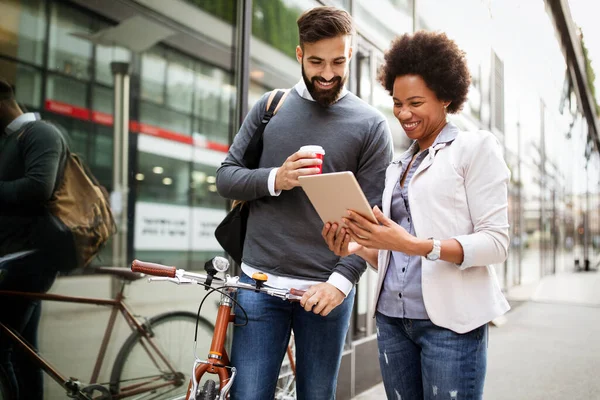 Gente Negocios Feliz Hablando Aire Libre Con Café Descanso Relajante — Foto de Stock