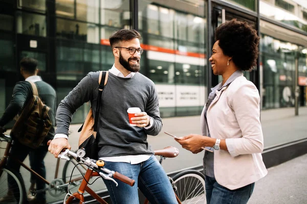 Vista Giovani Uomini Affari Felici Che Parlano Sorridono All Aperto — Foto Stock